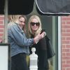 Exclusif - Amber Heard est allée diner et se balade avec des amis à Los Angeles. Amber vient juste de finaliser son divorce avec l'acteur Johnny Depp. Très souriante, elle plaisante et s’amuse avec ses amies. Le 14 janvier 2017