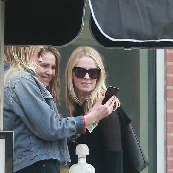 Exclusif - Amber Heard est allée diner et se balade avec des amis à Los Angeles. Amber vient juste de finaliser son divorce avec l'acteur Johnny Depp. Très souriante, elle plaisante et s’amuse avec ses amies. Le 14 janvier 2017