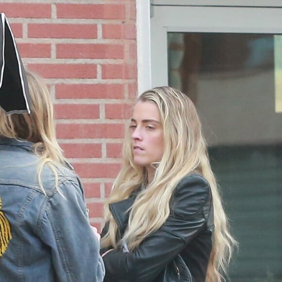 Exclusif - Amber Heard est allée diner et se balade avec des amis à Los Angeles. Amber vient juste de finaliser son divorce avec l'acteur Johnny Depp. Très souriante, elle plaisante et s’amuse avec ses amies. Le 14 janvier 2017