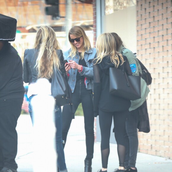 Exclusif - Amber Heard est allée diner et se balade avec des amis à Los Angeles. Amber vient juste de finaliser son divorce avec l'acteur Johnny Depp. Très souriante, elle plaisante et s’amuse avec ses amies. Le 14 janvier 2017