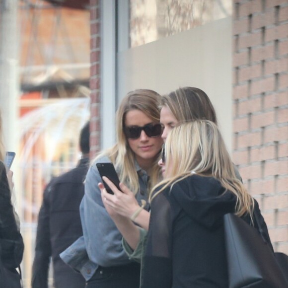 Exclusif - Amber Heard est allée diner et se balade avec des amis à Los Angeles. Amber vient juste de finaliser son divorce avec l'acteur Johnny Depp. Très souriante, elle plaisante et s’amuse avec ses amies. Le 14 janvier 2017