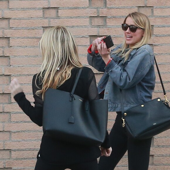 Exclusif - Amber Heard est allée diner et se balade avec des amis à Los Angeles. Amber vient juste de finaliser son divorce avec l'acteur Johnny Depp. Très souriante, elle plaisante et s’amuse avec ses amies. Le 14 janvier 2017