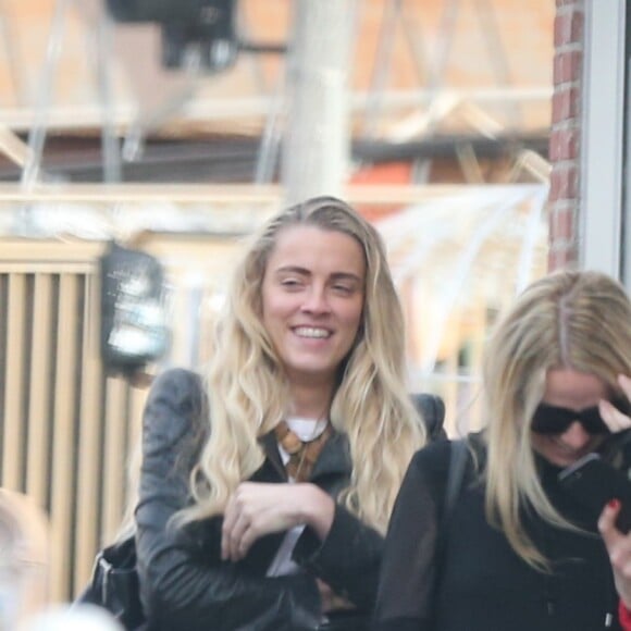 Exclusif - Amber Heard est allée diner et se balade avec des amis à Los Angeles. Amber vient juste de finaliser son divorce avec l'acteur Johnny Depp. Très souriante, elle plaisante et s’amuse avec ses amies. Le 14 janvier 2017