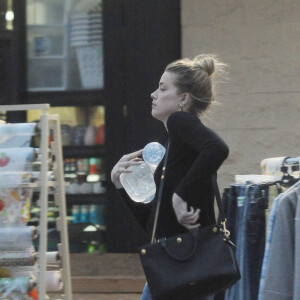 Amber Heard et sa soeur Whitney vont faire des courses chez "99 Cents" à Los Angeles, le 18 Janvier 2017. © CPA/Bestimage