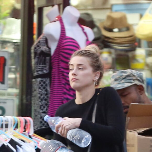 Amber Heard et sa soeur Whitney vont faire des courses chez "99 Cents" à Los Angeles, le 18 Janvier 2017. © CPA/Bestimage