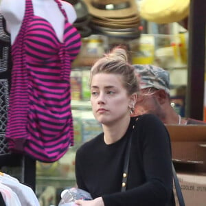 Amber Heard et sa soeur Whitney vont faire des courses chez "99 Cents" à Los Angeles, le 18 Janvier 2017. © CPA/Bestimage