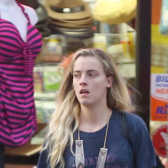 Amber Heard et sa soeur Whitney vont faire des courses chez "99 Cents" à Los Angeles, le 18 Janvier 2017. © CPA/Bestimage