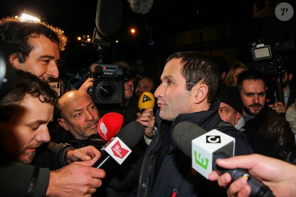 Cyrille Eldin et Benoît Hamon - Benoit Hamon, ancien ministre de l'Education et candidat aux primaires de gauche, prononce un discours au siège de sa campagne sur la péniche Le Quai à Paris, France, le 22 janvier 2017. Après le premier tour de la primaire de gauche pour l'élection présidentielle française de 2017, Benoît Hamon est arrivé en tête des primaires présidentielles des socialistes français et affrontera l'ancien Premier ministre Manuel Valls le 29 janvier. Hamon 36% et Emmanuel Valls 31%. © Agence/Bestimage