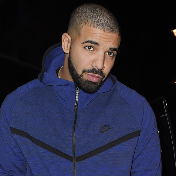 Drake quitte le club Tramp Mayfair à Londres le 26 février 2016.