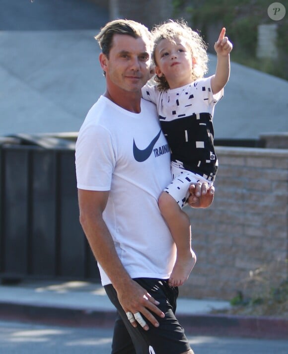 Gavin Rossdale s'amuse et joue à cache-cache avec son fils Apollo dans un parc à Los Angeles, le 19 septembre 2016