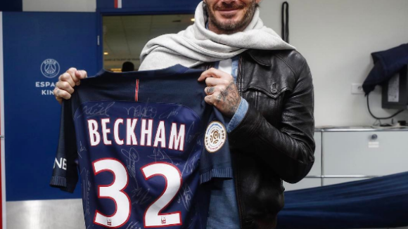David Beckham de retour au PSG, Victoria chic et colorée à la Fashion Week