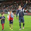 David Beckham et ses enfants Brooklyn, Romeo et Cruz - Le PSG celebre son titre de champion de la ligue a l'issue de son match contre Brest au Parc des Princes a Paris le 18 mai 2013.