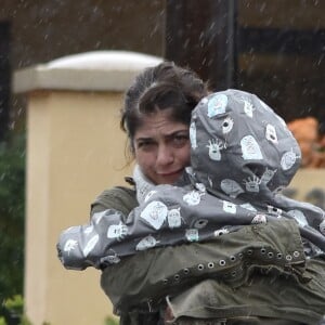 Exclusif - Selma Blair se promène sous la pluie avec son fils Arthur Bleick et son nouveau compagnon dans les rues de Woodland Hills, le 22 janvier 2017