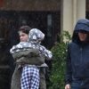 Exclusif - Selma Blair se promène sous la pluie avec son fils Arthur Bleick et son nouveau compagnon dans les rues de Woodland Hills, le 22 janvier 2017