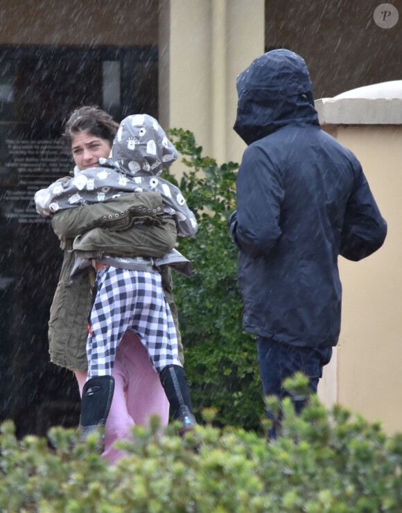 Exclusif - L'actrice Selma Blair se promène sous la pluie avec son fils Arthur Bleick et son nouveau compagnon dans les rues de Woodland Hills, le 22 janvier 2017