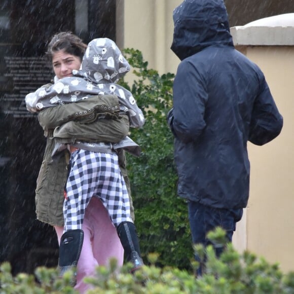 Exclusif - L'actrice Selma Blair se promène sous la pluie avec son fils Arthur Bleick et son nouveau compagnon dans les rues de Woodland Hills, le 22 janvier 2017