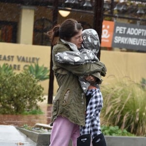 Exclusif - Selma Blair se promène sous la pluie avec son fils Arthur Bleick et son nouveau compagnon dans les rues de Woodland Hills, le 22 janvier 2017