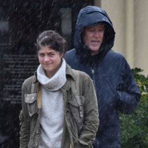 Exclusif - Selma Blair se promène sous la pluie avec son fils Arthur Bleick et son nouveau compagnon dans les rues de Woodland Hills, le 22 janvier 2017