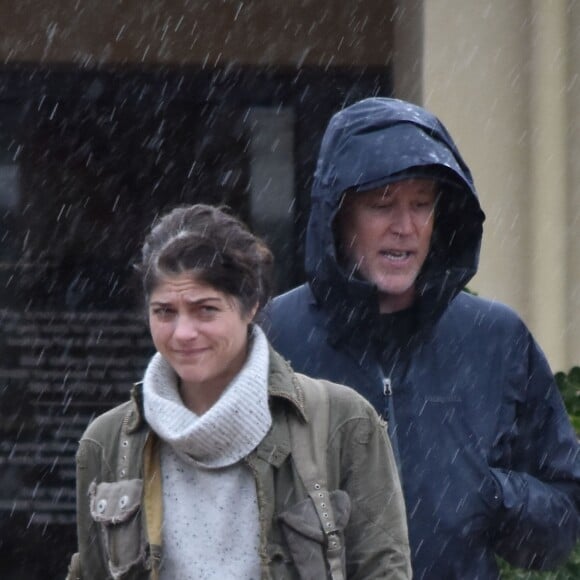 Exclusif - Selma Blair se promène sous la pluie avec son fils Arthur Bleick et son nouveau compagnon dans les rues de Woodland Hills, le 22 janvier 2017