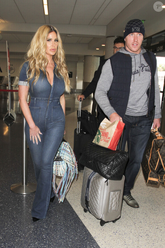Kim Zolciak et son mari Kroy Biermann arrivent à l'aéroport de Los Angeles (LAX), le 6 décembre 2016. © CPA/Bestimage
