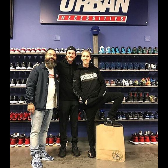 Céline Dion et son fils René-Charles prennent la pose chez Urban Necessities à Las Vegas, le 8 décembre 2016