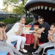 Céline Dion et ses enfants, Nelson, Eddy et René-Charles, à Disneyland en Californie. Novembre 2016