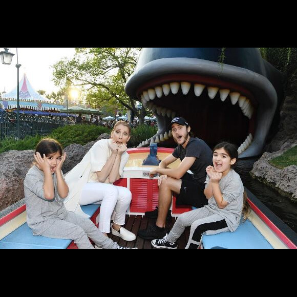 Céline Dion et ses enfants, Nelson, Eddy et René-Charles, à Disneyland en Californie. Novembre 2016