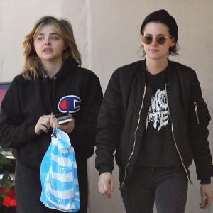 Kristen Stewart et Chloë Grace Moretz sont allées faire du shopping au AT&T store à Loz Feliz, le 26 janvier 2017
