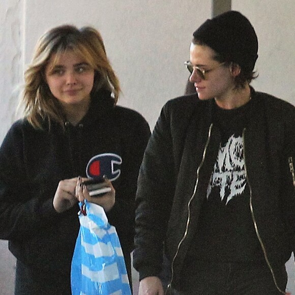 Kristen Stewart et Chloë Grace Moretz sont allées faire du shopping au AT&T store à Loz Feliz, le 26 janvier 2017