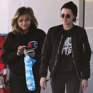 Kristen Stewart et Chloë Grace Moretz sont allées faire du shopping au AT&T store à Loz Feliz, le 26 janvier 2017