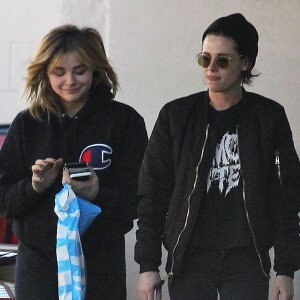 Kristen Stewart et Chloë Grace Moretz sont allées faire du shopping au AT&T store à Loz Feliz, le 26 janvier 2017