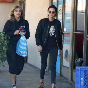 Kristen Stewart et Chloë Grace Moretz sont allées faire du shopping au AT&T store à Loz Feliz, le 26 janvier 2017