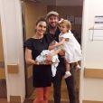 L'acteur Armie Hammer et l'animatrice télé Elizabeth Chambers en famille à la maternité. Déjà parents de Harper née en 2014, ils ont accueilli le 15 janvier 2017 leur second enfant : Ford. Photo Instagram.
