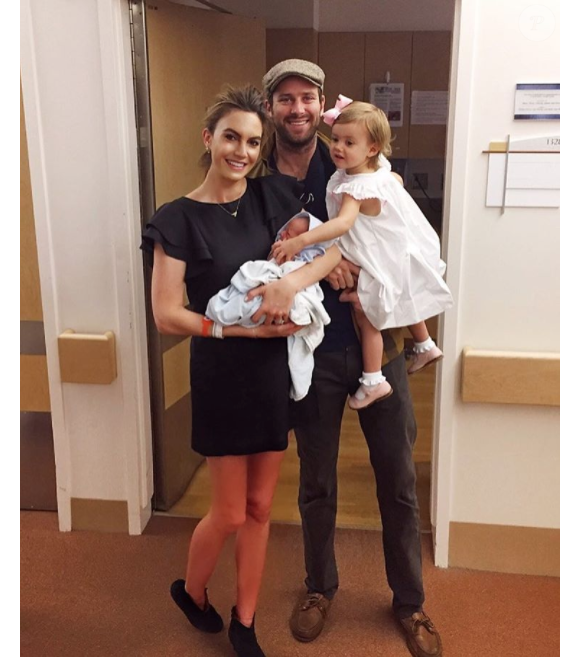 L'acteur Armie Hammer et l'animatrice télé Elizabeth Chambers en famille à la maternité. Déjà parents de Harper née en 2014, ils ont accueilli le 15 janvier 2017 leur second enfant : Ford. Photo Instagram.