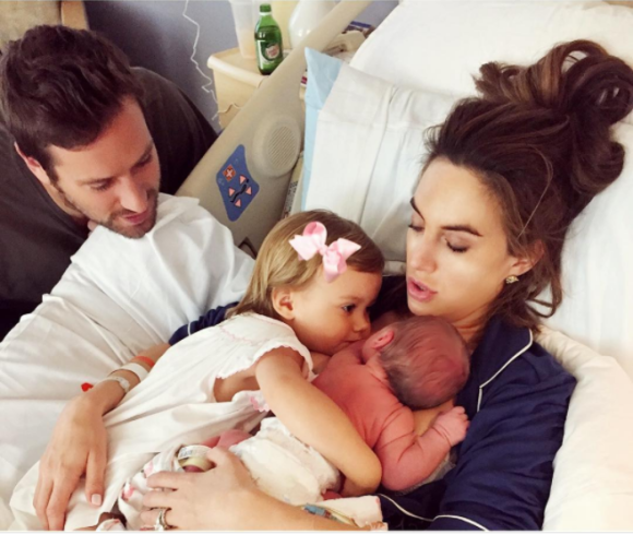 Armie Hammer et l'animatrice télé Elizabeth Chambers, déjà parents de Harper née en 2014, ont accueilli le 15 janvier 2017 leur second enfant : Ford. Photo Instagram.
