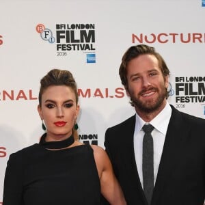 Armie Hammer et sa femme Elizabeth Chambers au photocall du film Nocturnal Animals au festival du film de Londres (BFI) le 14 octobre 2016.