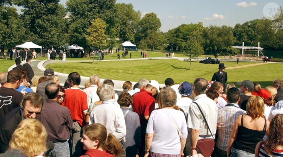 Il y avait foule lors de l'inauguration de la fontaine commémorative à la mémoire de la princesse Diana dans Hyde Park, à Londres, le 6 juillet 2004.