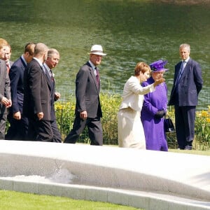 La reine Elizabeth II, le prince Charles, Charles Spencer et les princes William et Harry étaient réunis le 6 juillet 2004 pour l'inauguration de la fontaine commémorative à la mémoire de la princesse Diana dans Hyde Park, à Londres.