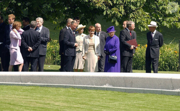 La reine Elizabeth II, le prince Charles, Charles Spencer et les princes William et Harry étaient réunis le 6 juillet 2004 pour l'inauguration de la fontaine commémorative à la mémoire de la princesse Diana dans Hyde Park, à Londres.