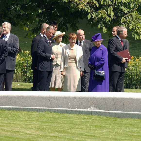 La reine Elizabeth II, le prince Charles, Charles Spencer et les princes William et Harry étaient réunis le 6 juillet 2004 pour l'inauguration de la fontaine commémorative à la mémoire de la princesse Diana dans Hyde Park, à Londres.