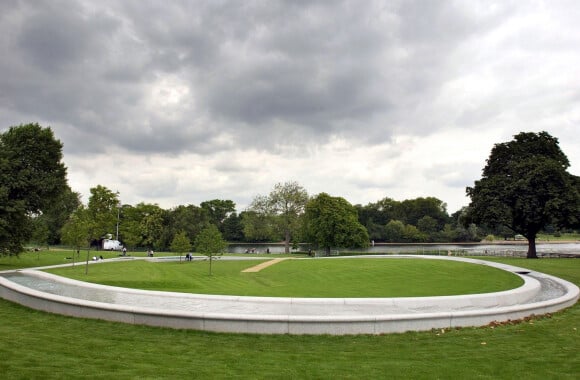 Image de la fontaine commémorative à la mémoire de la princesse Diana dans Hyde Park, à Londres, en juin 2004, quelques jours avant son inauguration.