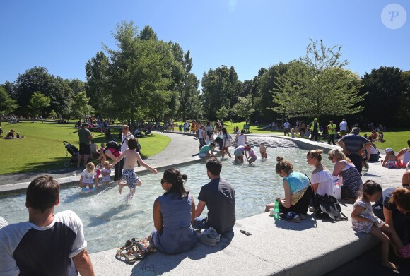 Des Londoniens se rafraîchissent dans la fontaine commémorative à la mémoire de la princesse Diana à Hyde Park en juillet 2016.