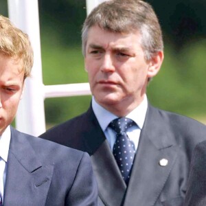 Le prince William et le prince Harry lors de l'inauguration de la fontaine commémorative à la mémoire de leur mère la princesse Diana dans Hyde Park, à Londres, le 6 juillet 2004.