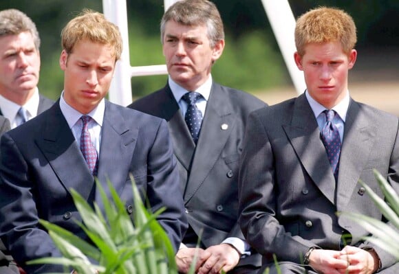 Le prince William et le prince Harry lors de l'inauguration de la fontaine commémorative à la mémoire de leur mère la princesse Diana dans Hyde Park, à Londres, le 6 juillet 2004.