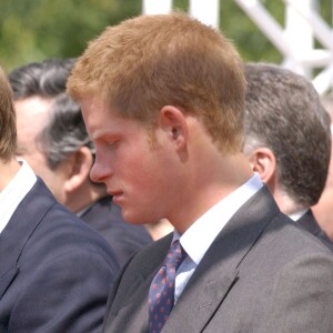 Le prince William et le prince Harry lors de l'inauguration de la fontaine commémorative à la mémoire de leur mère la princesse Diana dans Hyde Park, à Londres, le 6 juillet 2004.