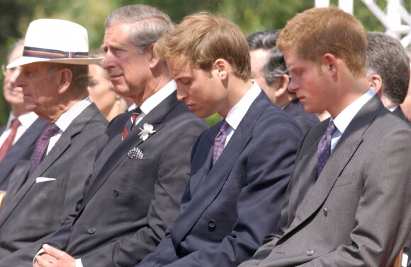 Le prince William et le prince Harry lors de l'inauguration de la fontaine commémorative à la mémoire de leur mère la princesse Diana dans Hyde Park, à Londres, le 6 juillet 2004.