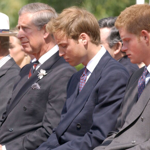 Le prince William et le prince Harry lors de l'inauguration de la fontaine commémorative à la mémoire de leur mère la princesse Diana dans Hyde Park, à Londres, le 6 juillet 2004.