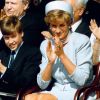 La princesse Diana entourée de ses fils le prince William et le prince Harry en mai 1995 à Hyde Park lors de commémorations.