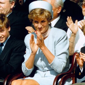 La princesse Diana entourée de ses fils le prince William et le prince Harry en mai 1995 à Hyde Park lors de commémorations.