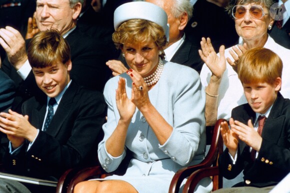 La princesse Diana entourée de ses fils le prince William et le prince Harry en mai 1995 à Hyde Park lors de commémorations.
